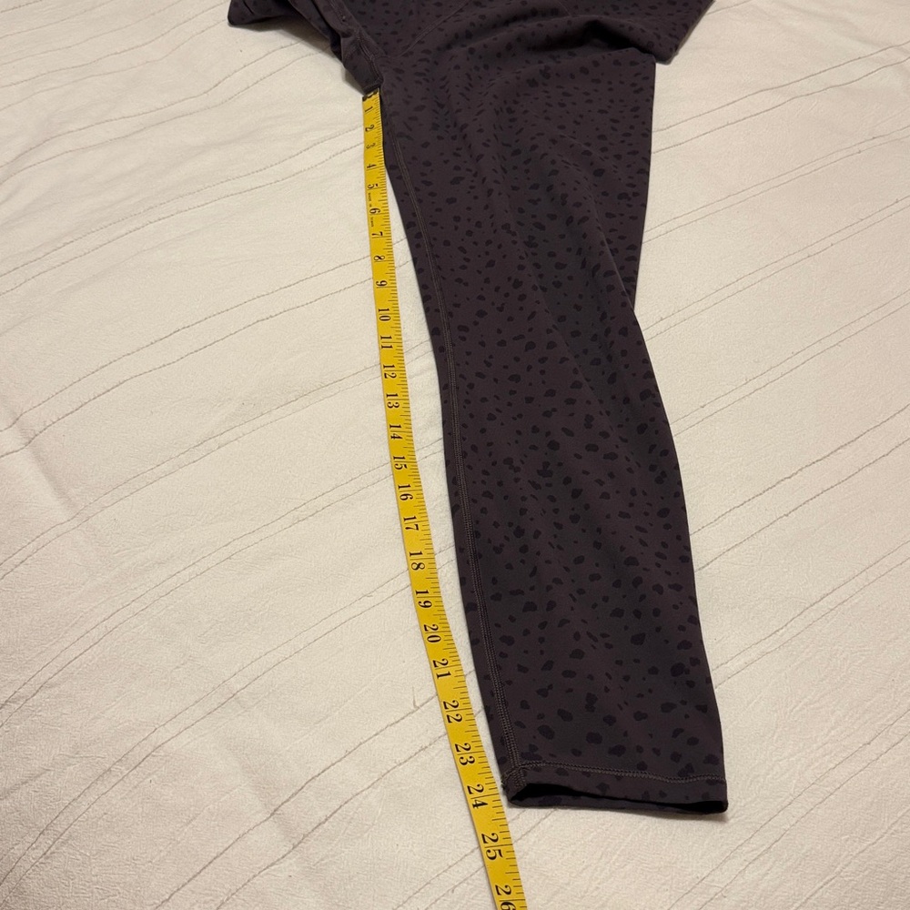 Vuori Studio Printed Leggings "Elm Dots" colorway. - Picture 6 of 7